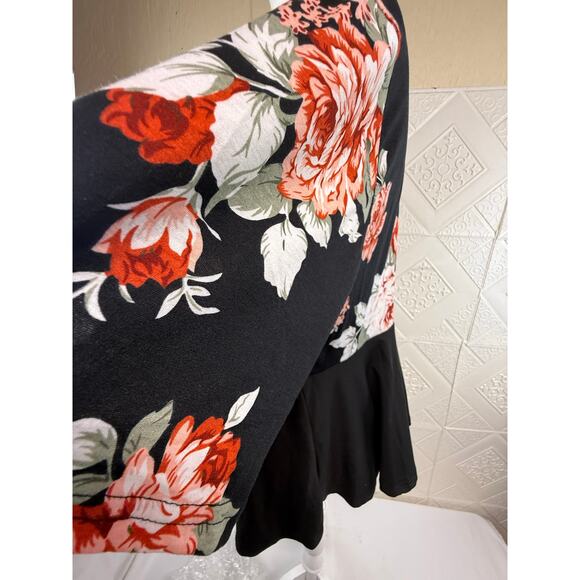 Shein Curve 2XL Black & Floral print v-neck women's top blouse flowing bottom - Picture 8 of 11